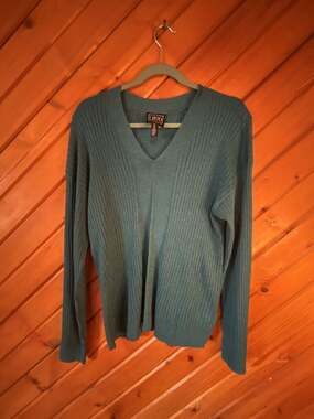 LB70 by Lloyd Boston Women's Metallic Ribbed Knit V-Neck Sweater